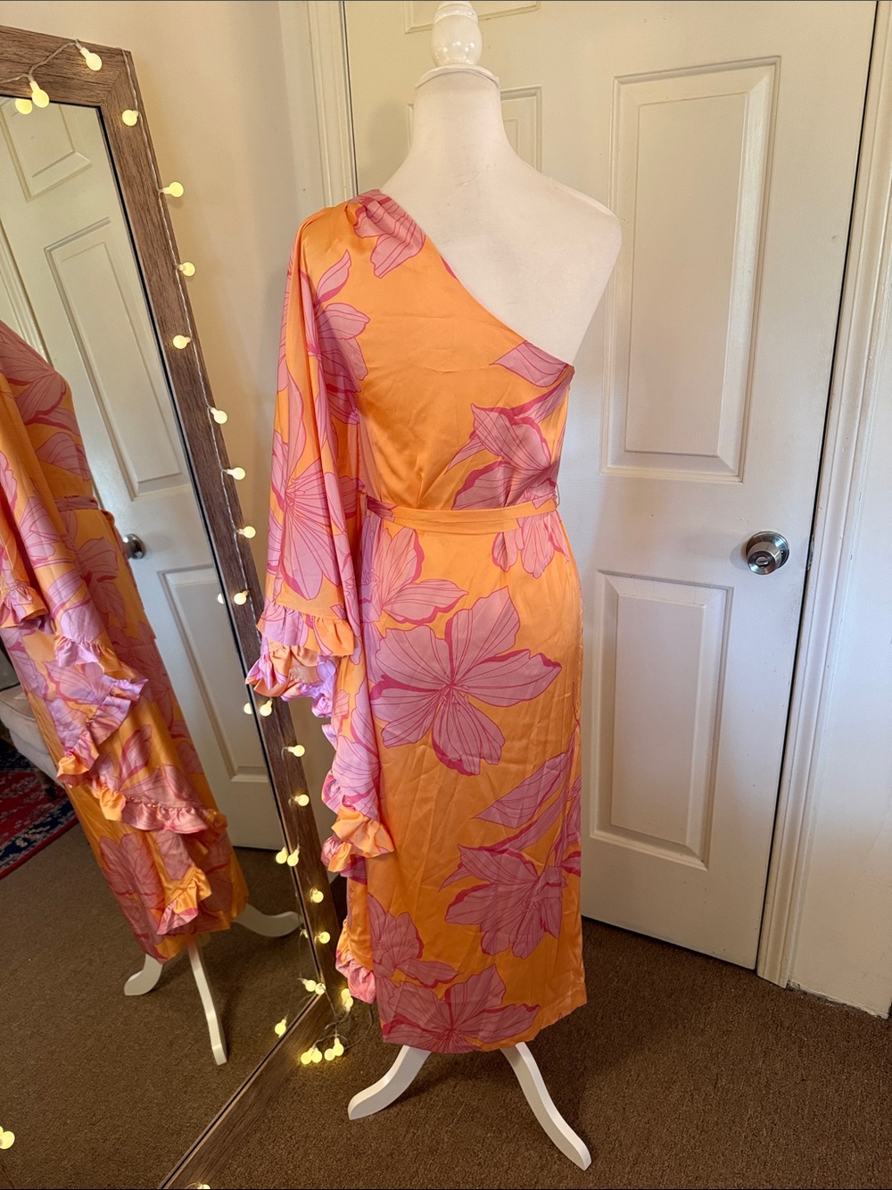 Hutch
Morgan One-Sleeve Tie-Waist Midi Dress - Picture 13 of 17